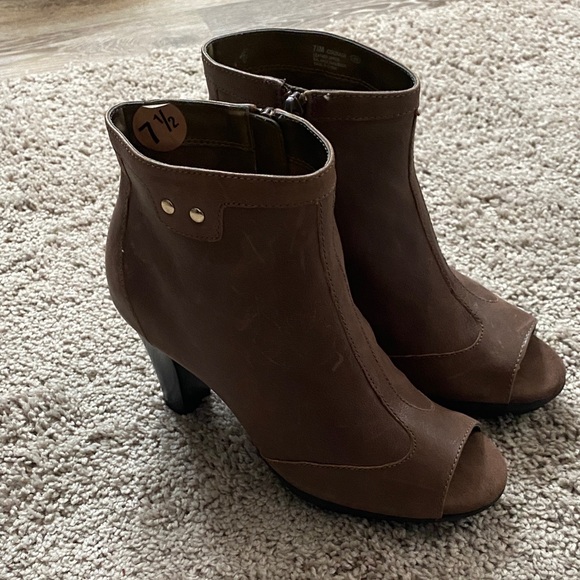 AEROSOLES Shoes - Aerosoles Heelrest, Women's Comfort Boot With 3" Heel (Mushroom Color).